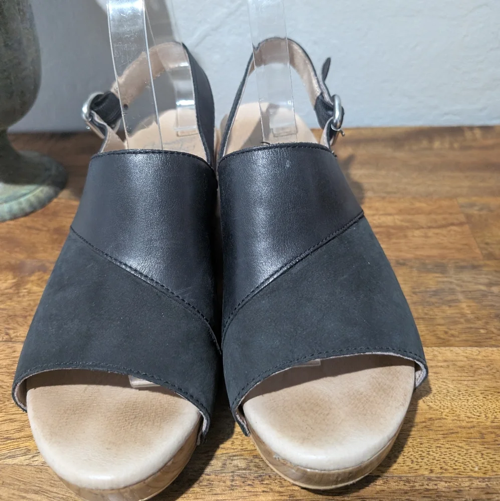 Dansko‎ size 38 Black leather upper lined sandals w/ wood accents